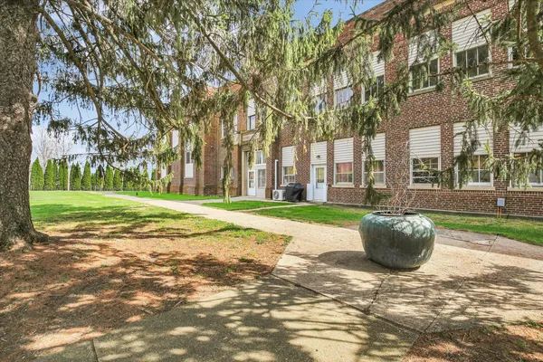 $315,000 | 325 West South 3rd Street, De Land, IL 61839