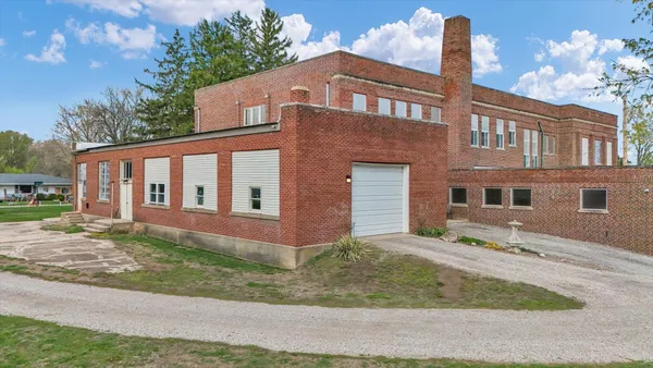 $315,000 | 325 West South 3rd Street, De Land, IL 61839