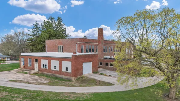 $315,000 | 325 West South 3rd Street, De Land, IL 61839