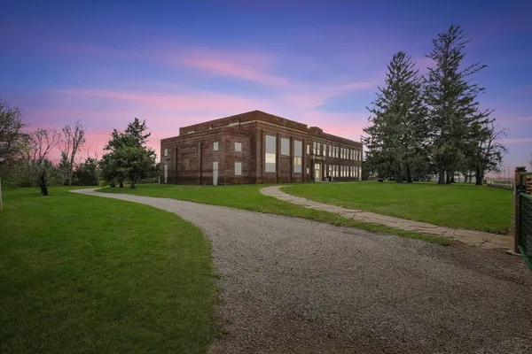 $315,000 | 325 West South 3rd Street, De Land, IL 61839