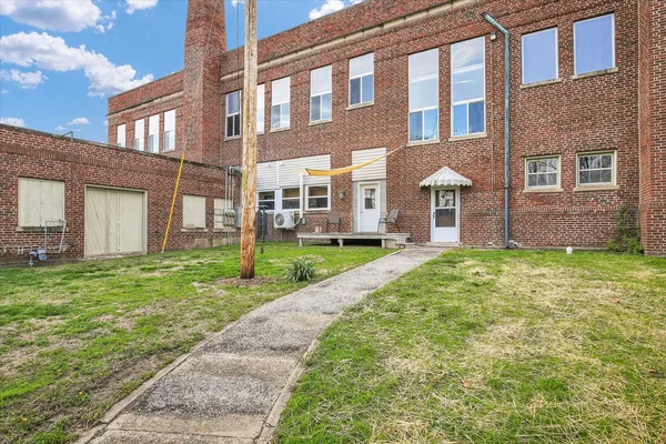 $315,000 | 325 West South 3rd Street, De Land, IL 61839