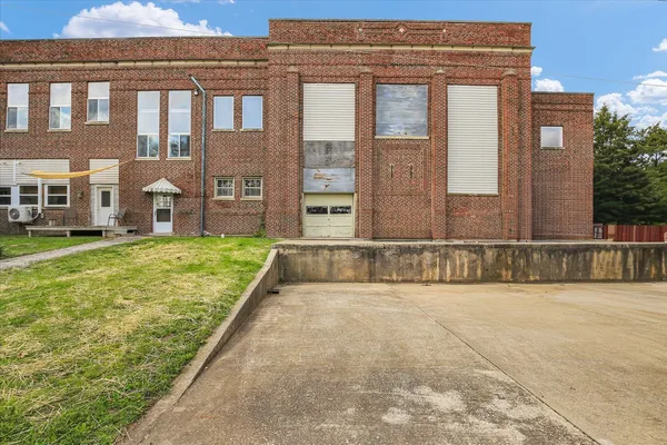 $315,000 | 325 West South 3rd Street, De Land, IL 61839