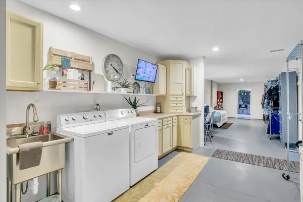 $315,000 | 325 West South 3rd Street, De Land, IL 61839