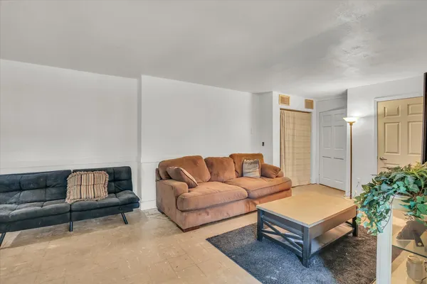 $315,000 | 325 West South 3rd Street, De Land, IL 61839