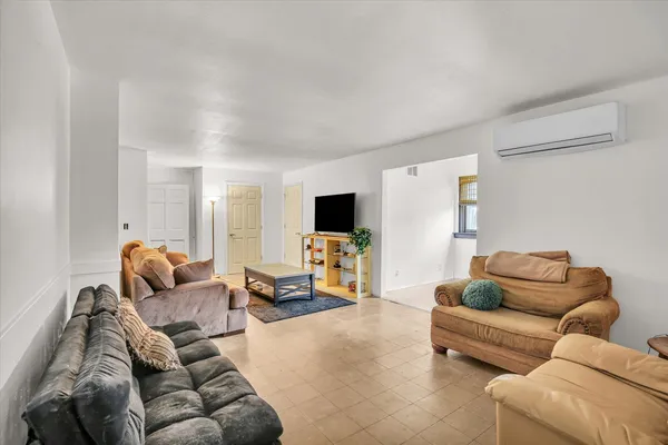 $315,000 | 325 West South 3rd Street, De Land, IL 61839