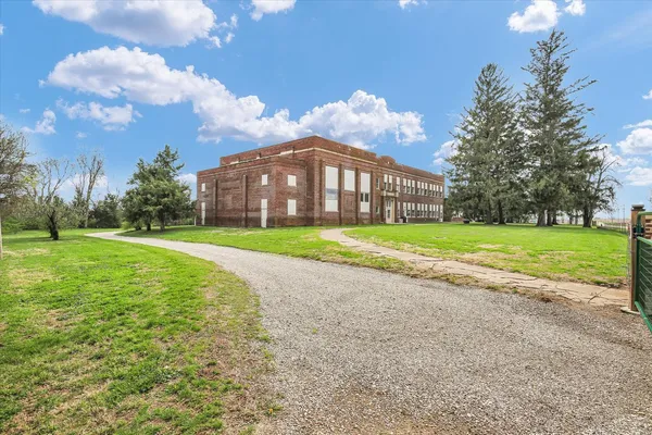 $315,000 | 325 West South 3rd Street, De Land, IL 61839