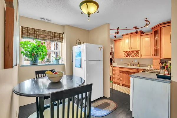 $315,000 | 325 West South 3rd Street, De Land, IL 61839