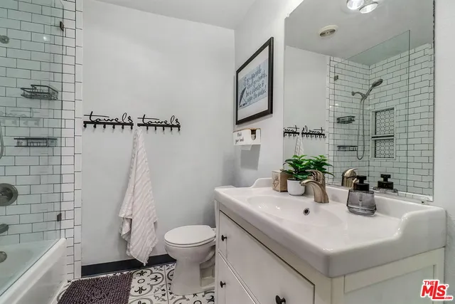 $600,000 | 8121 Canby Avenue, Unit 4, Reseda, CA 91335