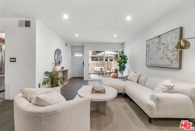 $600,000 | 8121 Canby Avenue, Unit 4, Reseda, CA 91335