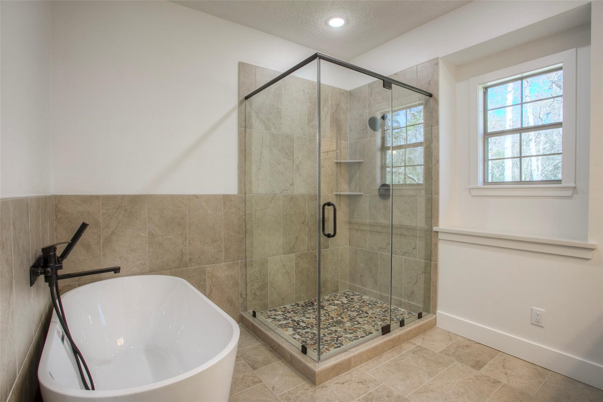 83 Dahlia Road Huntsville, TX 77320 - Photo 26 of 49 a bathroom with a shower and bathtub