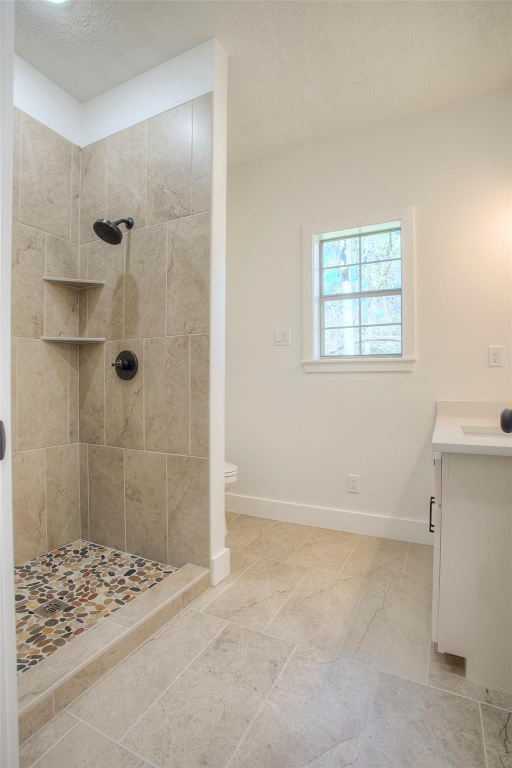 83 Dahlia Road Huntsville, TX 77320 - Photo 33 of 49 a bathroom with a bathtub and shower