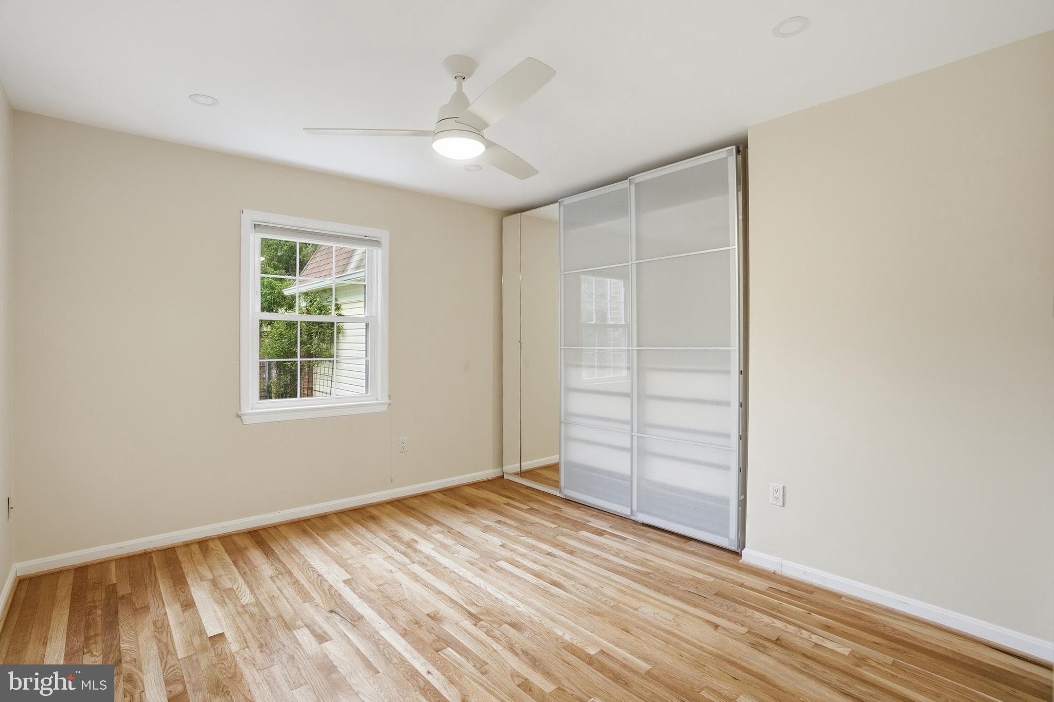 9614 Percussion Way Vienna, VA 22182 - Photo 23 of 45 an empty room with windows