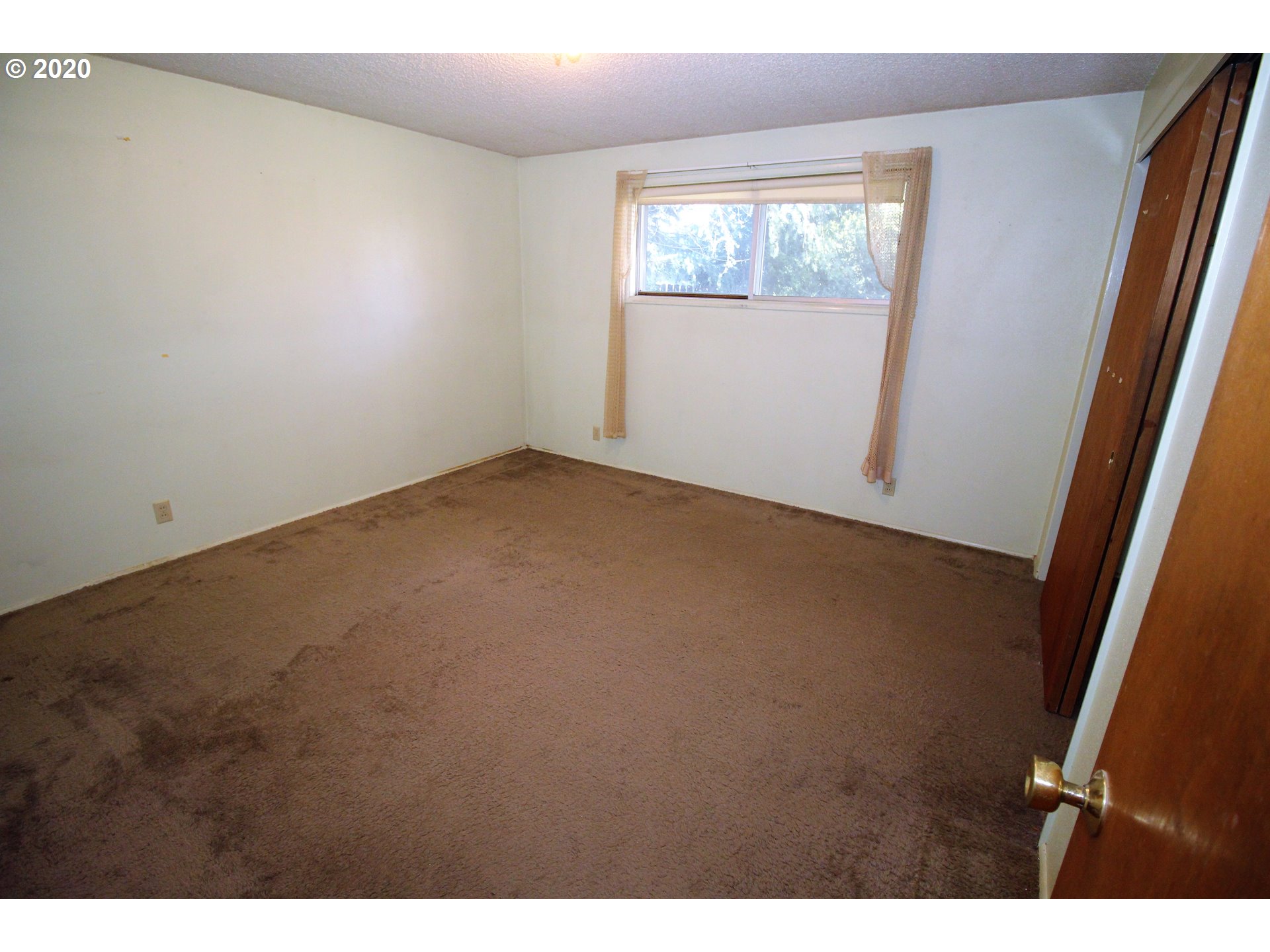 958 South 38th Street Springfield, OR 97478 - Photo 2 of 12