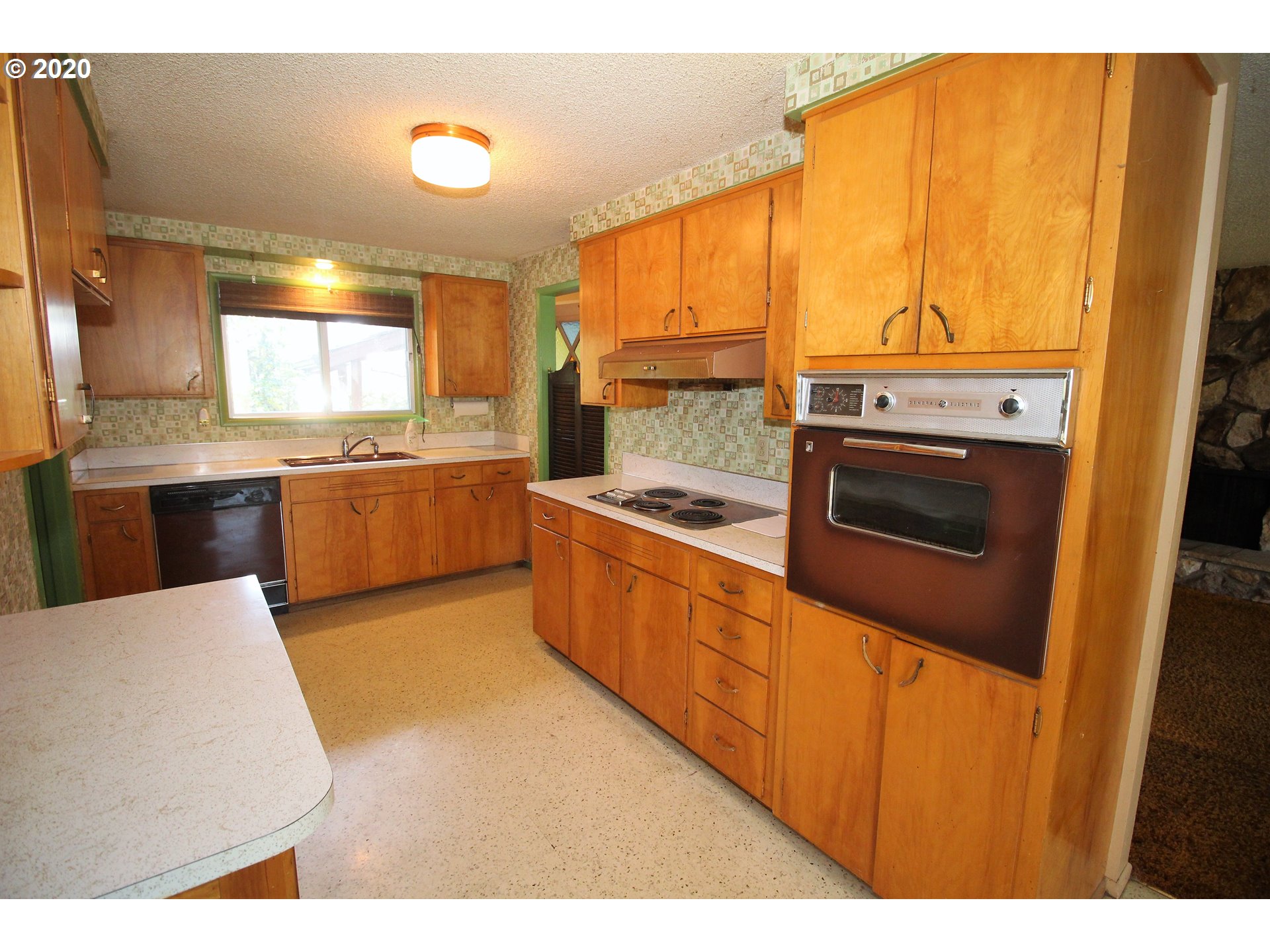 958 South 38th Street Springfield, OR 97478 - Photo 9 of 12