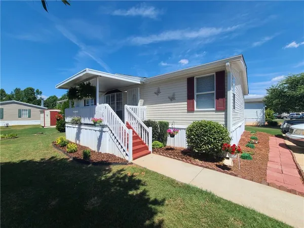 a view of a house with a yard