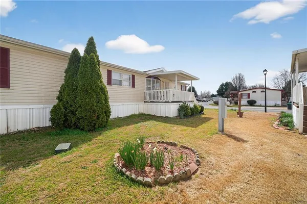 a view of a backyard