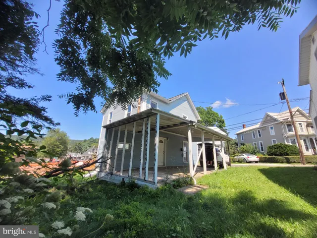 a view of a back yard of the house