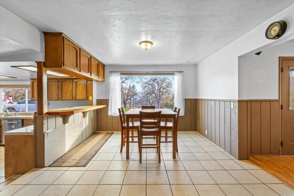 1360 Oxyoke Road Grants Pass, OR 97526 - Photo 14 of 39 a dining room with furniture and window