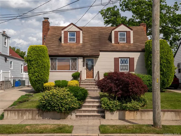$699,000 | 9 Satterie Avenue, Valley Stream, NY 11580