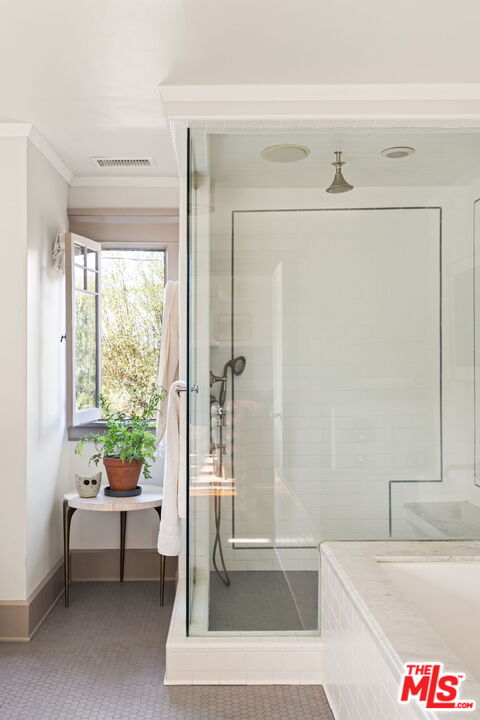 375 North Ridgewood Place Los Angeles, CA 90004 - Photo 31 of 56 a spacious bathroom with a bathtub and a shower