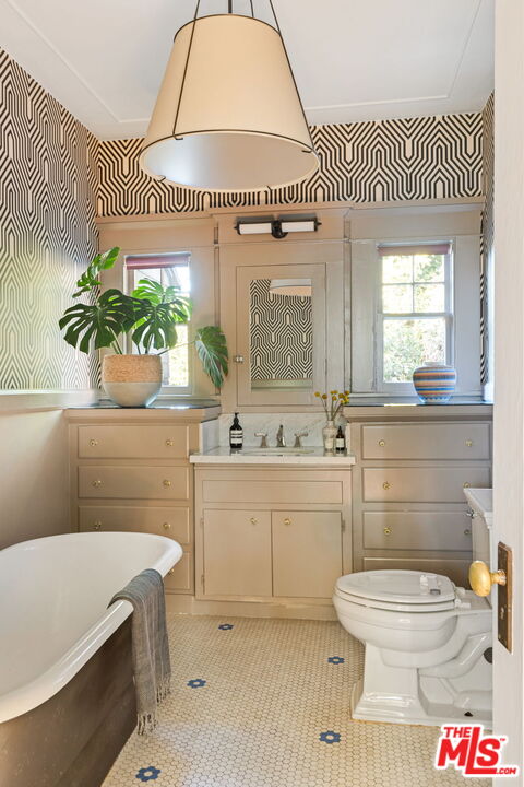 375 North Ridgewood Place Los Angeles, CA 90004 - Photo 34 of 56 a bathroom with a toilet a sink and a bathtub