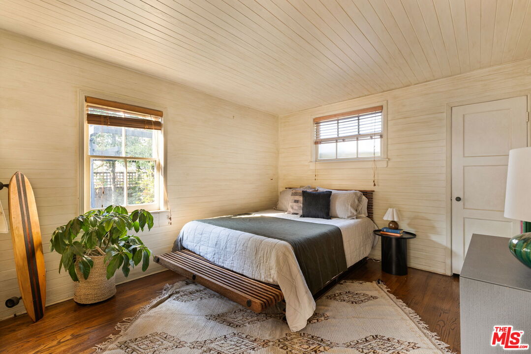 375 North Ridgewood Place Los Angeles, CA 90004 - Photo 39 of 56 a bedroom with a bed and a potted plant