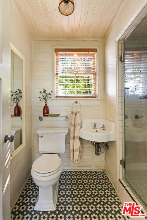 375 North Ridgewood Place Los Angeles, CA 90004 - Photo 41 of 56 a bathroom with a sink a toilet and shower
