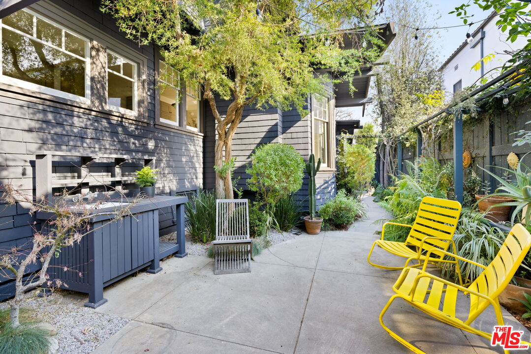 375 North Ridgewood Place Los Angeles, CA 90004 - Photo 42 of 56 a backyard of a house with table and chairs