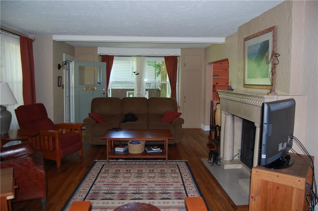 328 Castlegate Road Pittsburgh, PA 15221 - Photo 3 of 25 Living room