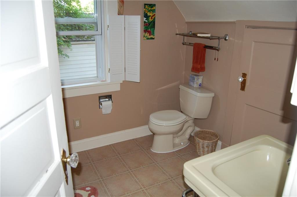 328 Castlegate Road Pittsburgh, PA 15221 - Photo 22 of 25 Full bath, 2nd floor