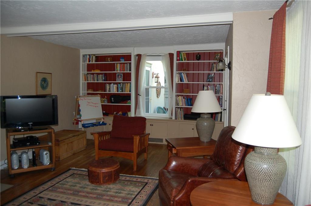 328 Castlegate Road Pittsburgh, PA 15221 - Photo 4 of 25 Living room