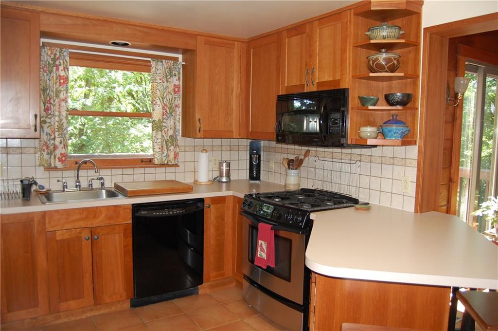 328 Castlegate Road Pittsburgh, PA 15221 - Photo 9 of 25 Kitchen