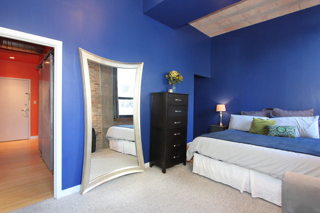 1910 South Indiana Avenue, Unit 321 Chicago, IL 60616 - Photo 13 of 25 a bedroom with a bed and a lamp