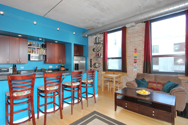 1910 South Indiana Avenue, Unit 321 Chicago, IL 60616 - Photo 6 of 25 a living room with patio furniture and a window