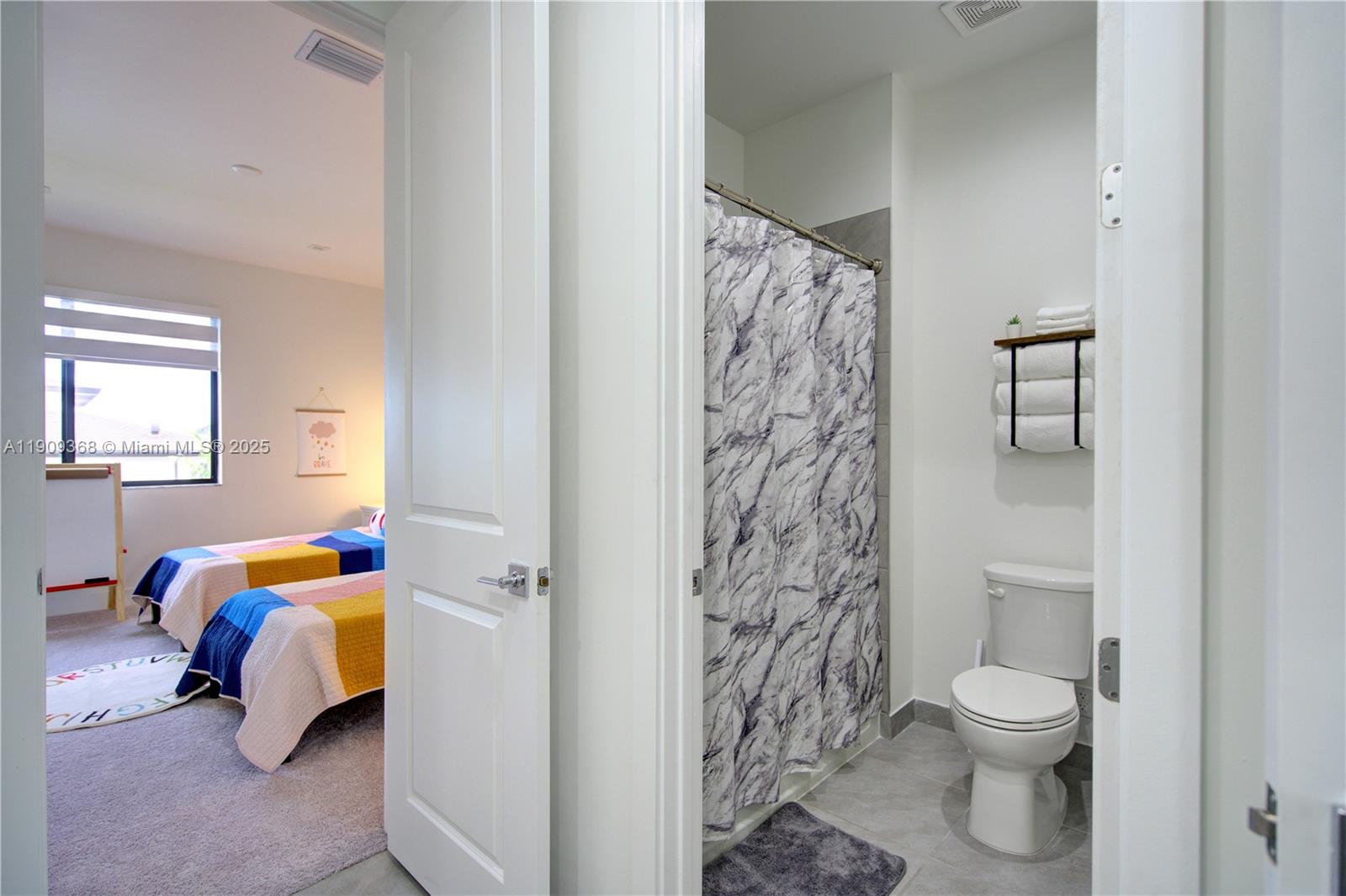 4239 Southwest 176th Avenue, Unit 4239 Miramar, FL 33029 - Photo 19 of 23 Jack and Jill bath