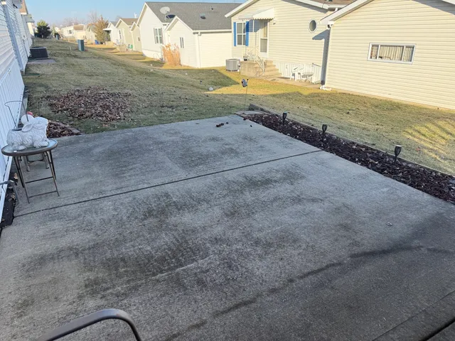 a view of the yard of the house