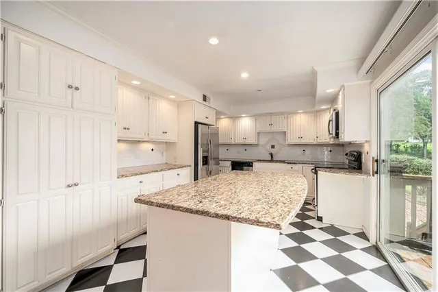 $499,000 | 9815 Overbrook Court, Leawood, KS 66206