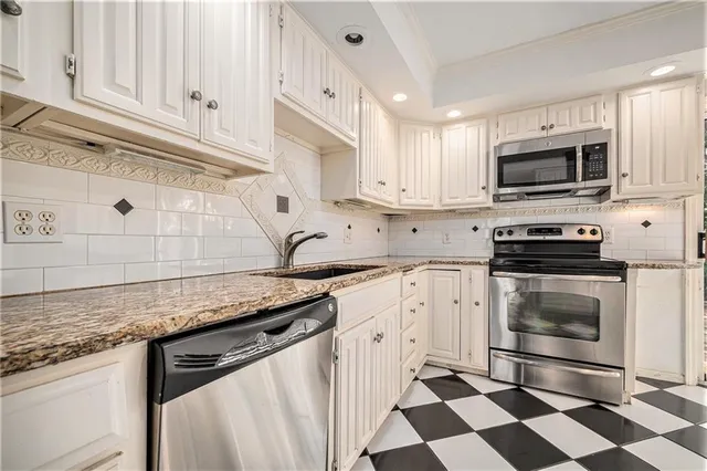 $499,000 | 9815 Overbrook Court, Leawood, KS 66206