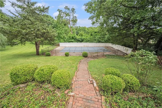 $499,000 | 9815 Overbrook Court, Leawood, KS 66206