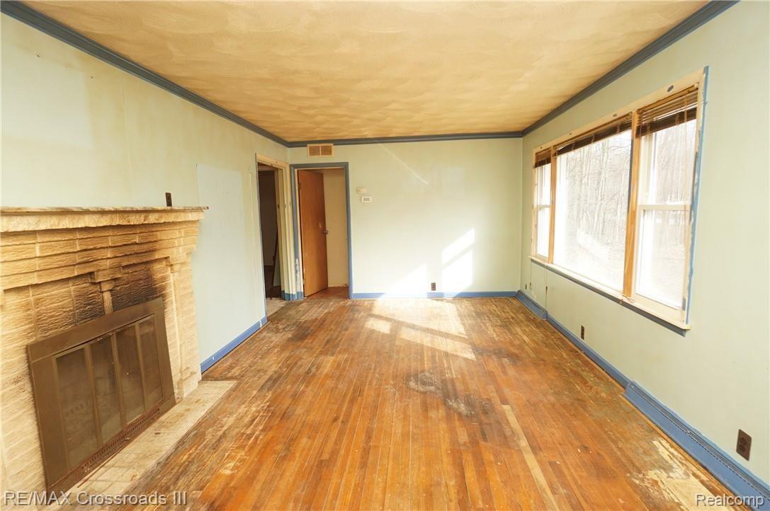 44200 Wear Road Belleville, MI 48111 - Photo 3 of 14 Living Room