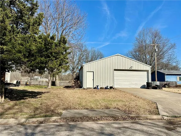 $400,000 | 425 South Pine Street, Ottawa, KS 66067