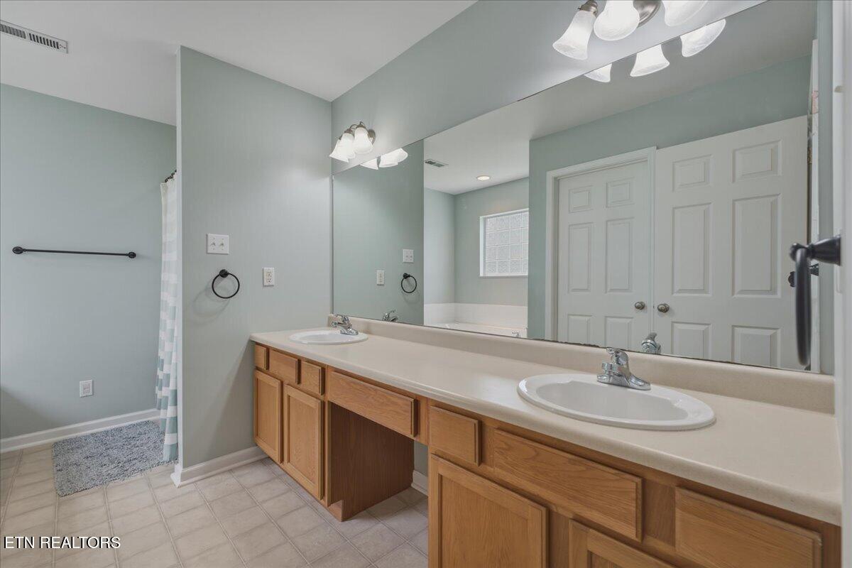 1227 Elsborn Ridge Road Maryville, TN 37801 - Photo 13 of 28 Primary Bath