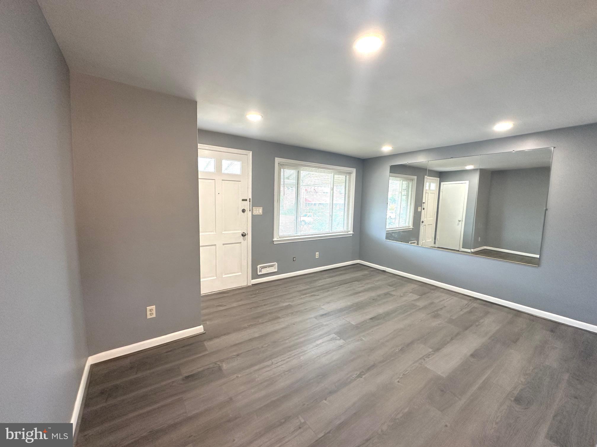 2806 Creston Road Dundalk, MD 21222 - Photo 3 of 27 Living Room