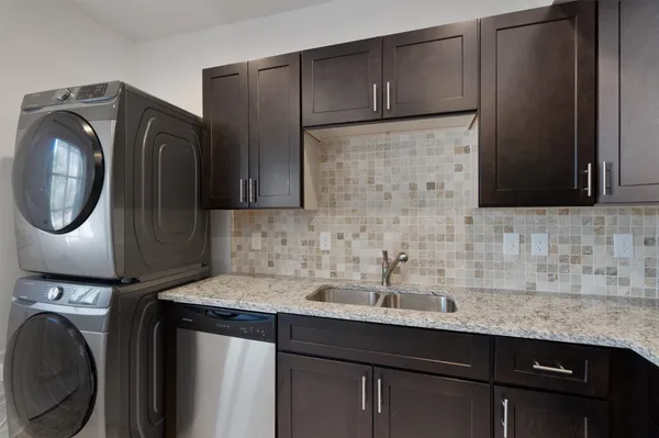 $1,750 | 6211 Manor Road, Unit 129, Austin, TX 78723