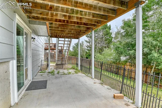 a porch with a outdoor space