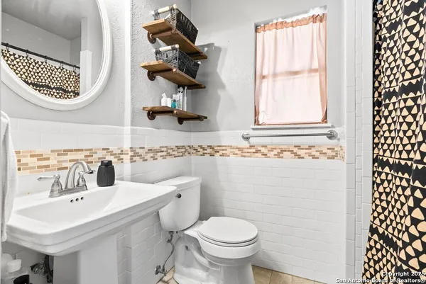 $216,000 | 1006 East Fannin Street, Beeville, TX 78102