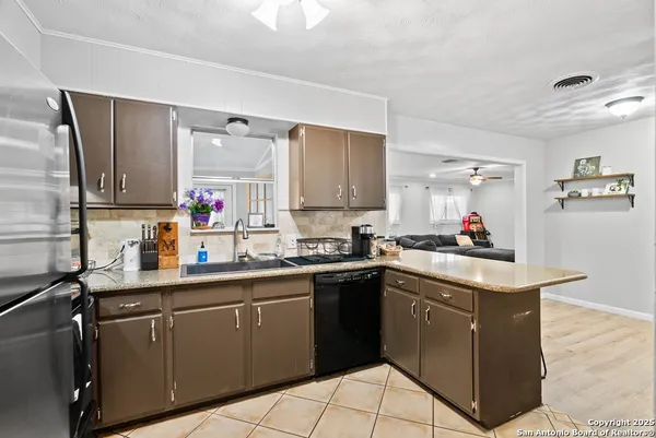 $216,000 | 1006 East Fannin Street, Beeville, TX 78102