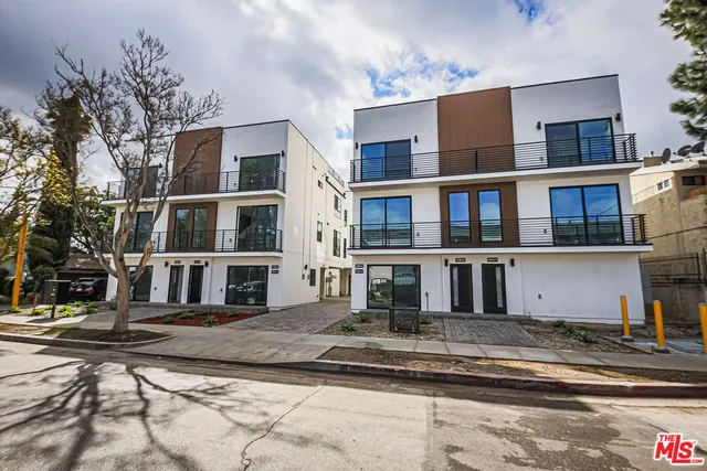 a house view with a outdoor space