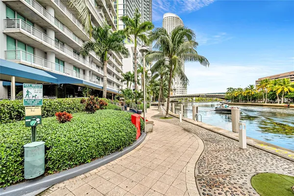 $419,999 | 690 Southwest 1st Court, Unit 1709, Miami, FL 33130
