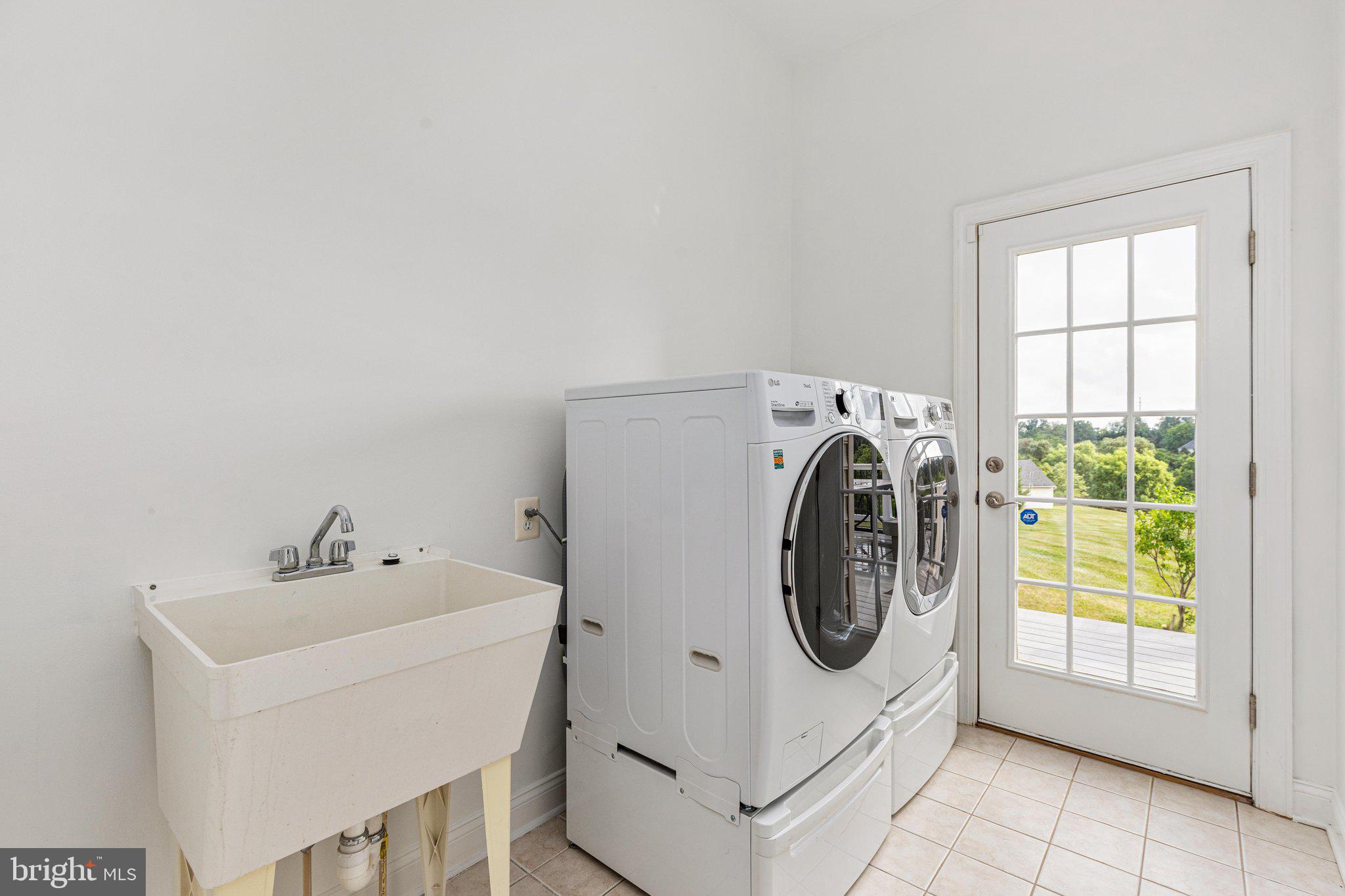 38786 Rambling Farm Drive Hamilton, VA 20158 - Photo 30 of 97 Main level laundry room